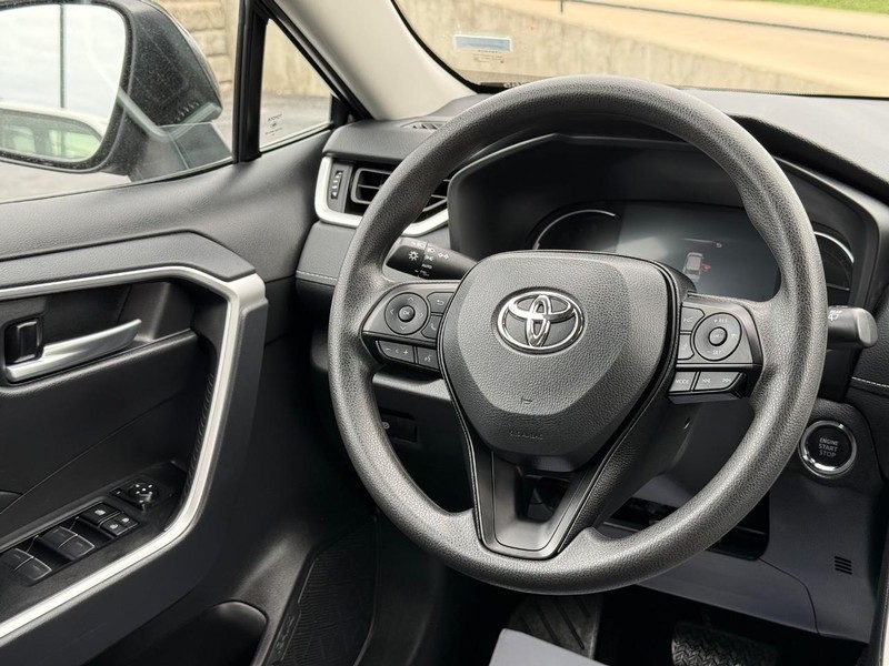 Toyota RAV4 Vehicle Image 12