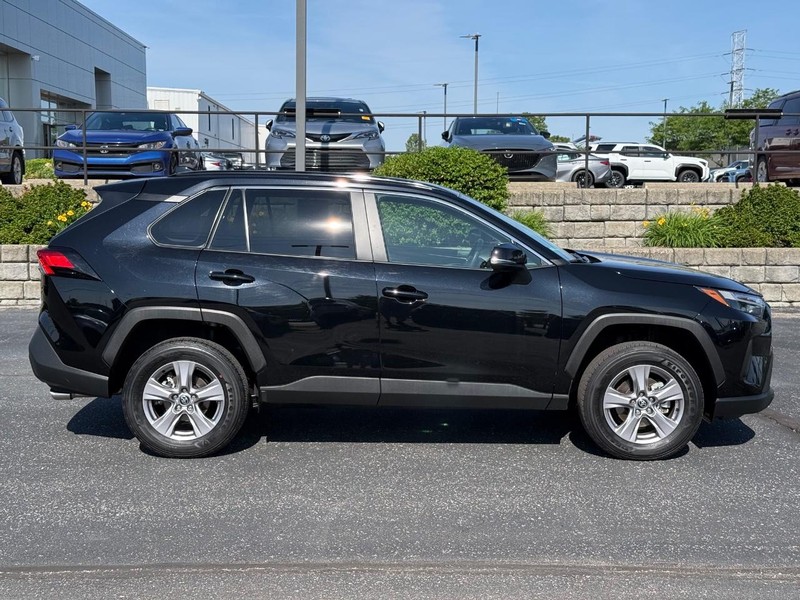 Toyota RAV4 Vehicle Image 02