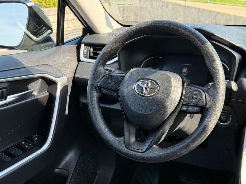Toyota RAV4 Vehicle Image 12
