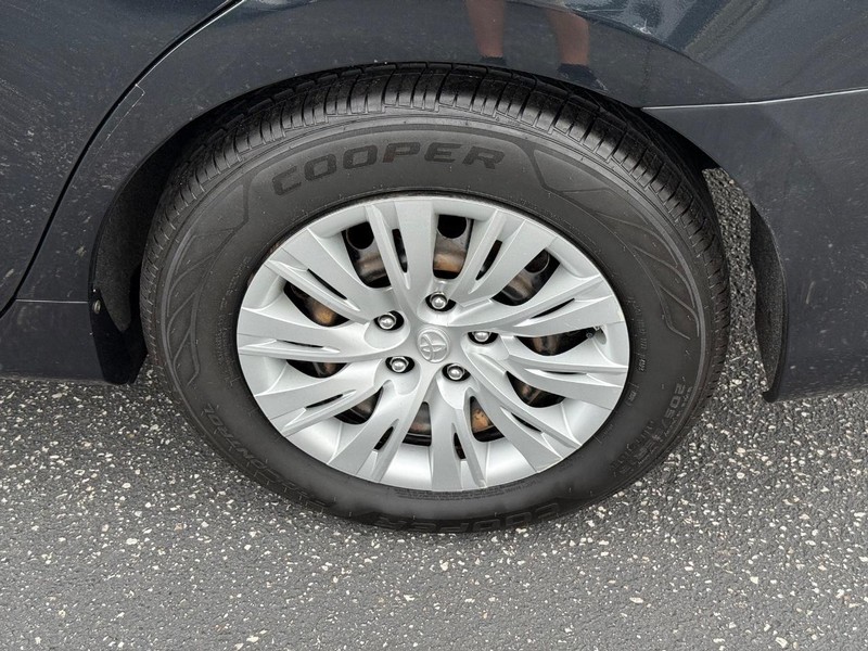 Toyota Camry Hybrid Vehicle Image 06