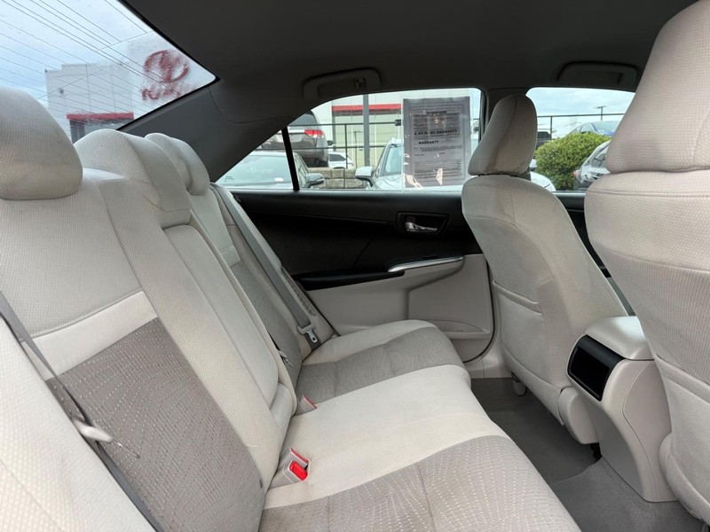 Toyota Camry Hybrid Vehicle Image 10