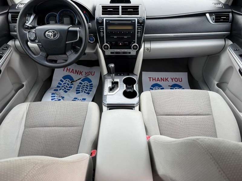 Toyota Camry Hybrid Vehicle Image 11