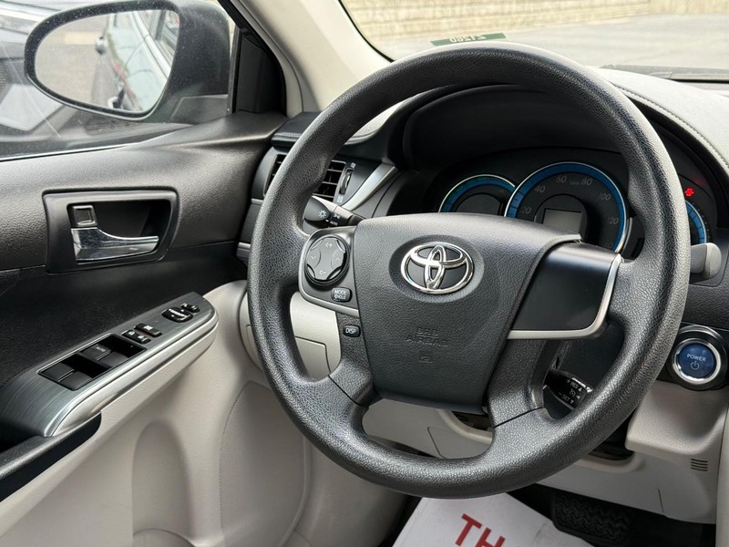 Toyota Camry Hybrid Vehicle Image 12