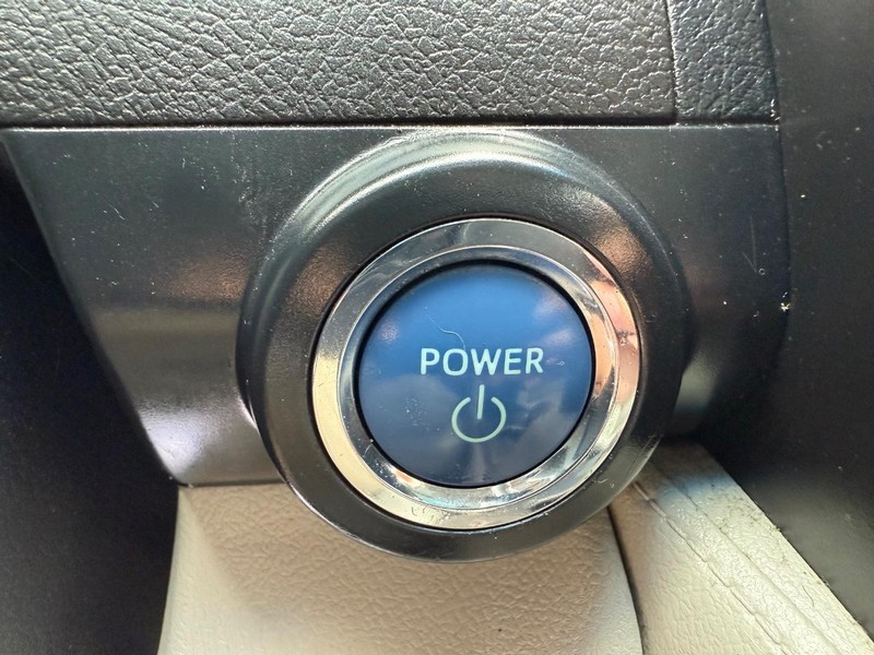 Toyota Camry Hybrid Vehicle Image 14