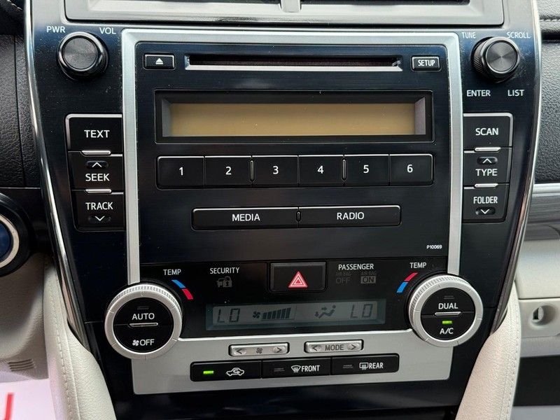 Toyota Camry Hybrid Vehicle Image 15