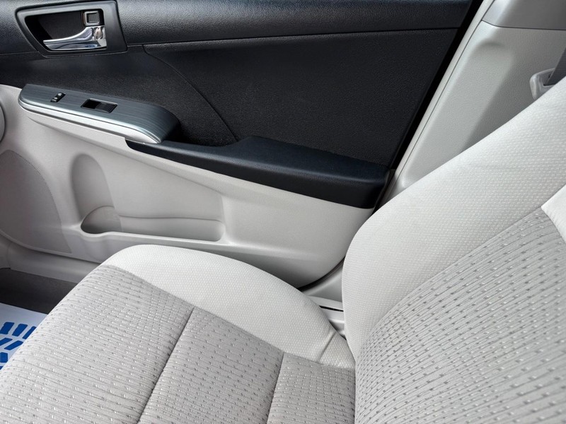 Toyota Camry Hybrid Vehicle Image 17