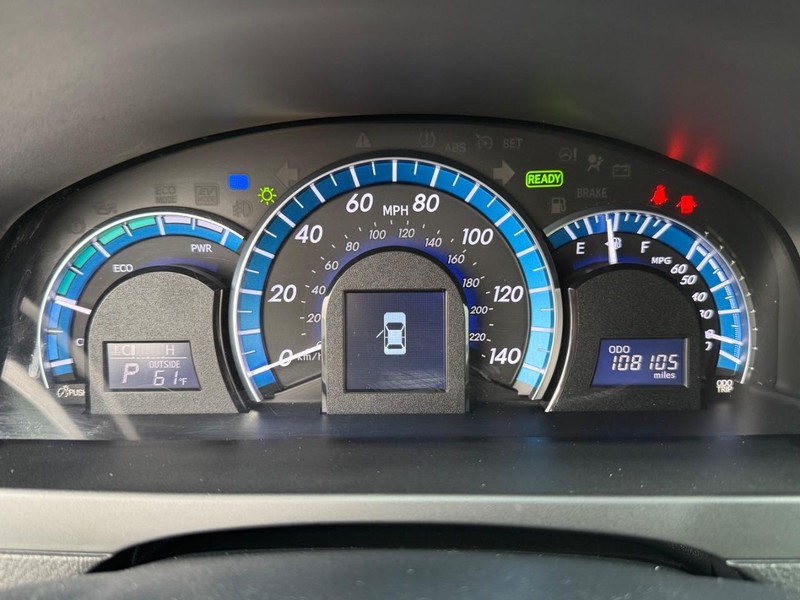 Toyota Camry Hybrid Vehicle Image 18