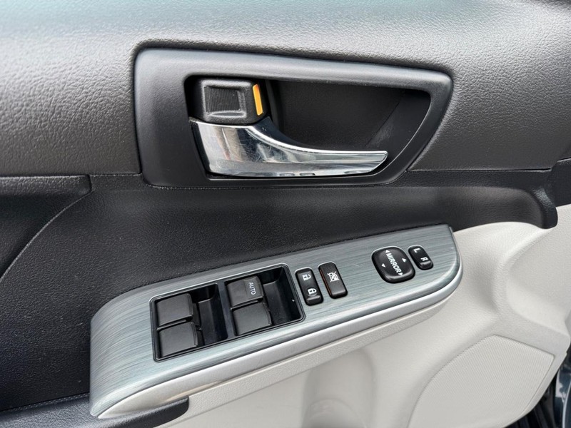 Toyota Camry Hybrid Vehicle Image 20