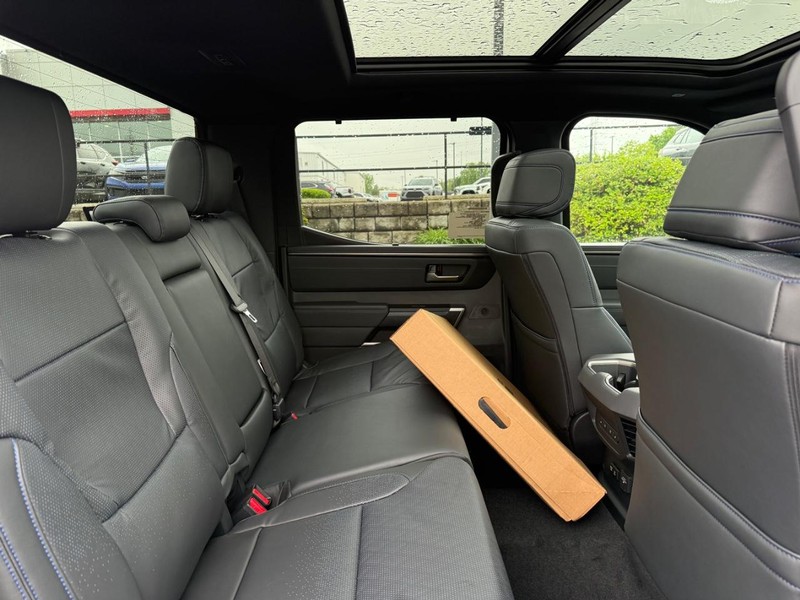 Toyota Tundra 4WD Vehicle Image 04