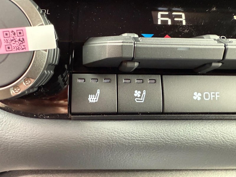 Toyota Tundra 4WD Vehicle Image 11