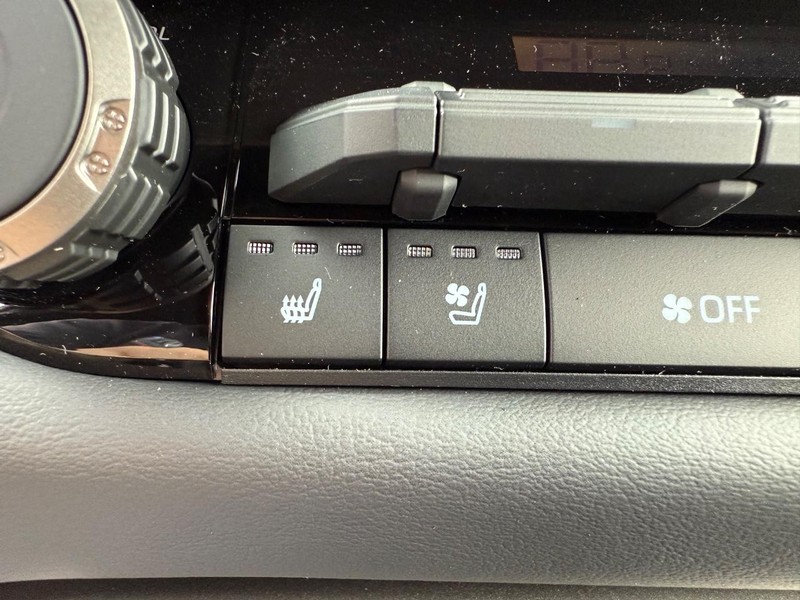 Toyota Tundra 4WD Vehicle Image 11