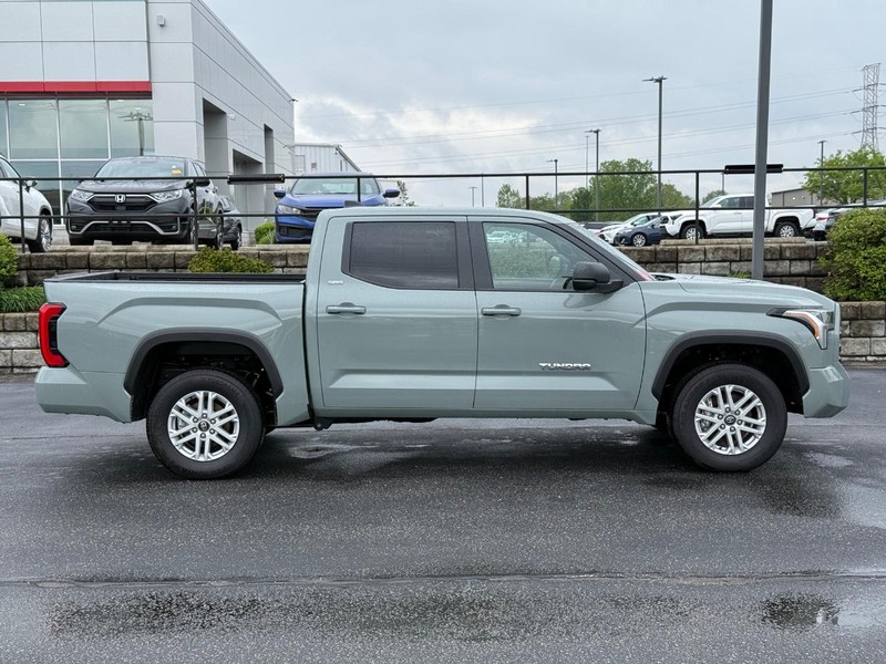 Toyota Tundra 4WD Vehicle Image 02