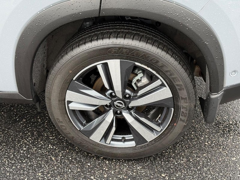Nissan Rogue Vehicle Full-screen Gallery Image 06