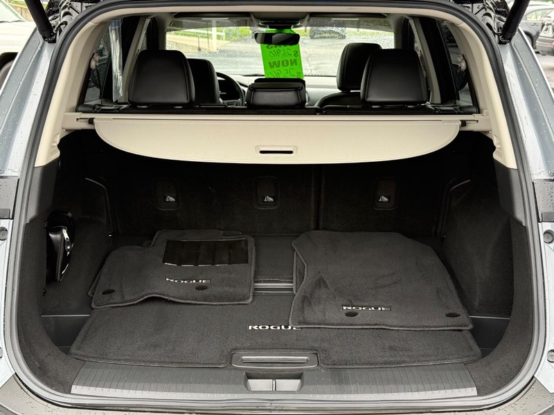 Nissan Rogue Vehicle Full-screen Gallery Image 07