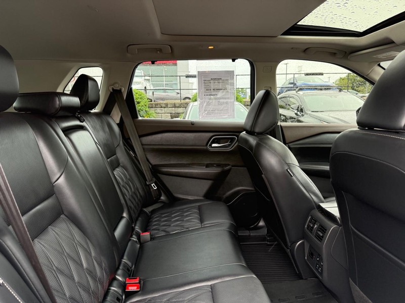 Nissan Rogue Vehicle Full-screen Gallery Image 11