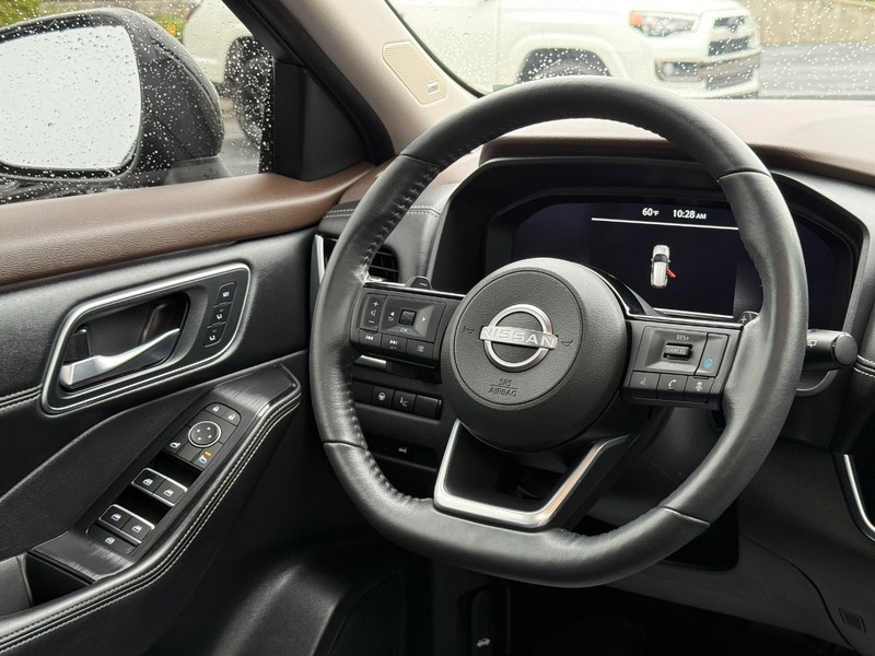 Nissan Rogue Vehicle Full-screen Gallery Image 14