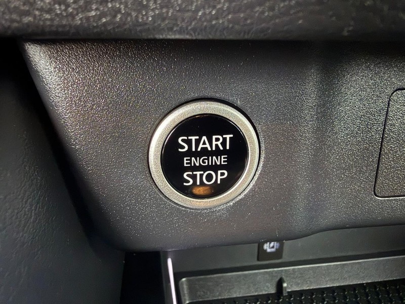 Nissan Rogue Vehicle Full-screen Gallery Image 17