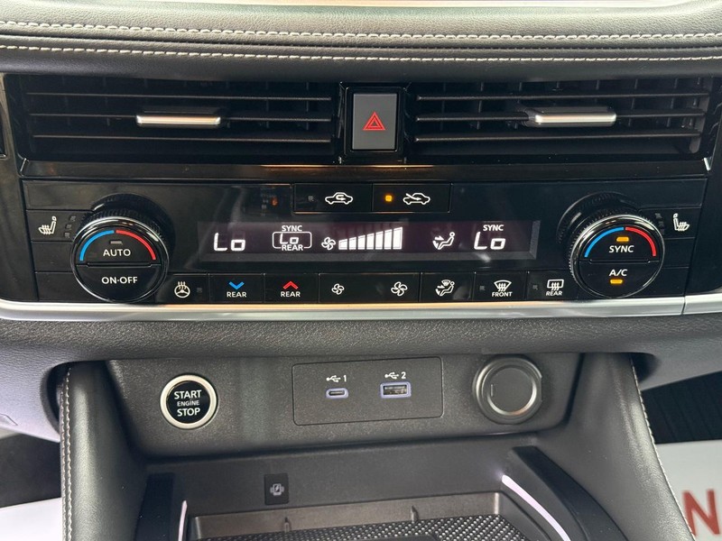 Nissan Rogue Vehicle Full-screen Gallery Image 21