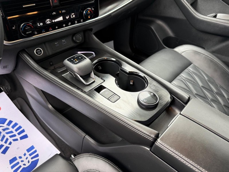 Nissan Rogue Vehicle Full-screen Gallery Image 23