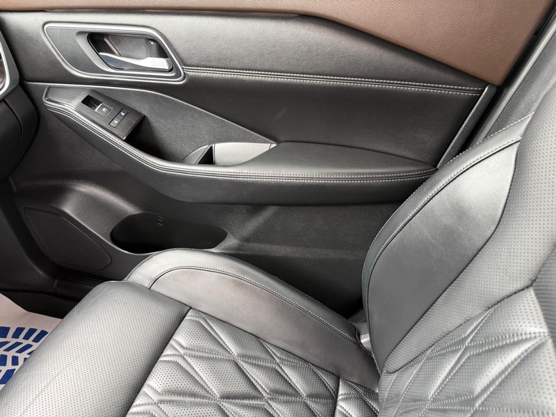 Nissan Rogue Vehicle Full-screen Gallery Image 24