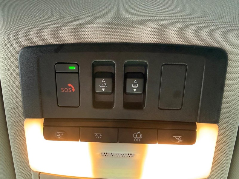 Nissan Rogue Vehicle Full-screen Gallery Image 25