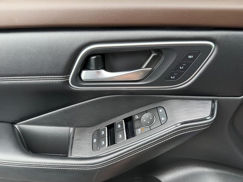 Nissan Rogue Vehicle Full-screen Gallery Image 28