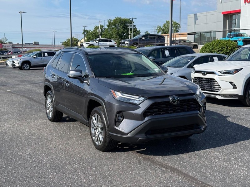 Toyota RAV4 Vehicle Full-screen Gallery Image 01