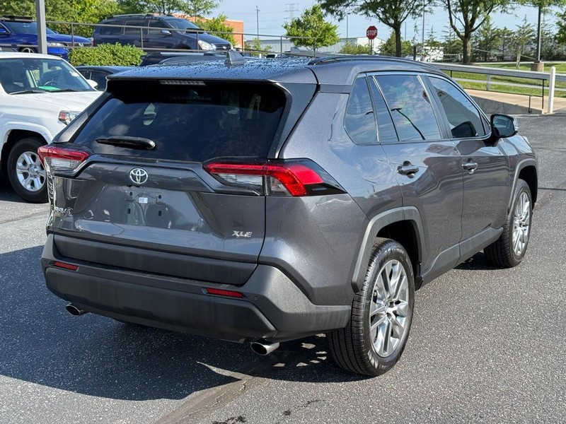 Toyota RAV4 Vehicle Full-screen Gallery Image 03