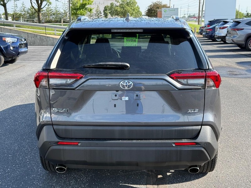 Toyota RAV4 Vehicle Full-screen Gallery Image 04