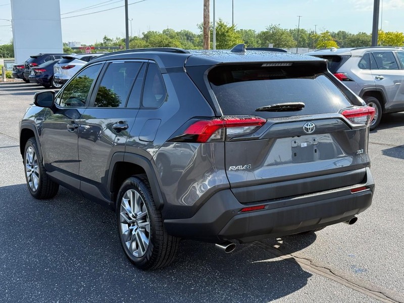 Toyota RAV4 Vehicle Full-screen Gallery Image 05