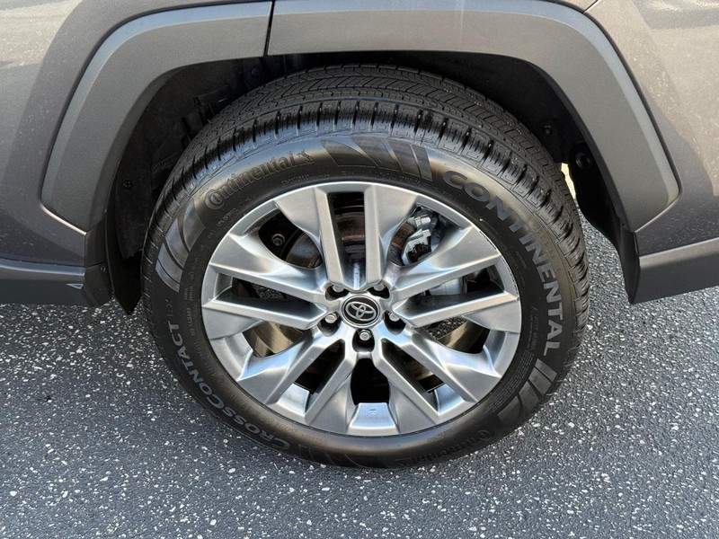Toyota RAV4 Vehicle Full-screen Gallery Image 06