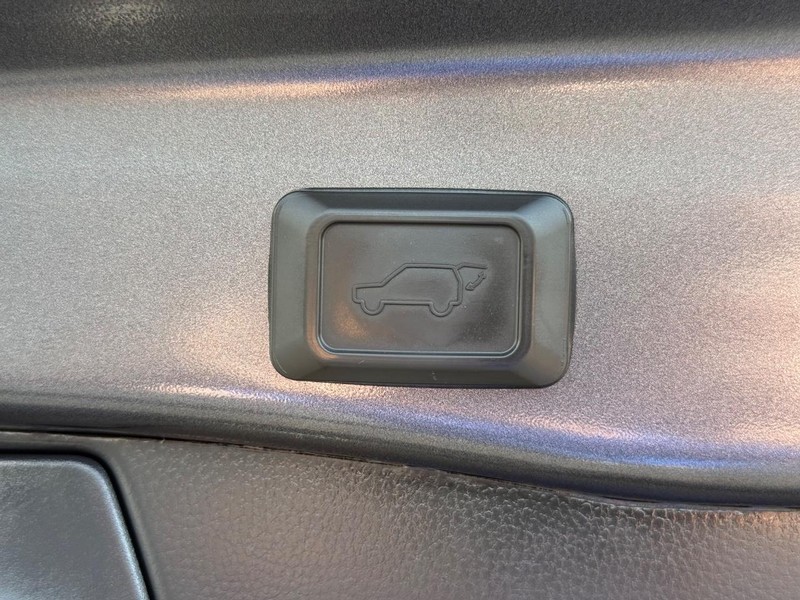 Toyota RAV4 Vehicle Full-screen Gallery Image 08