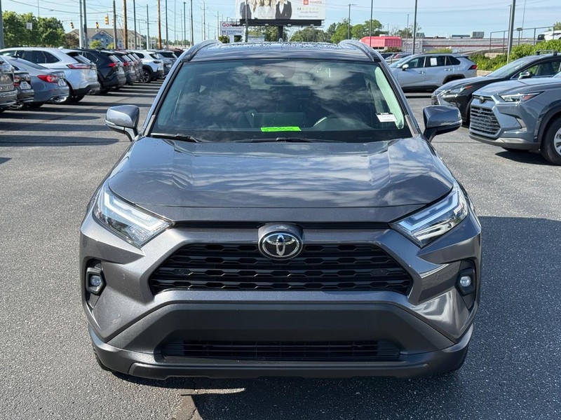Toyota RAV4 Vehicle Full-screen Gallery Image 10