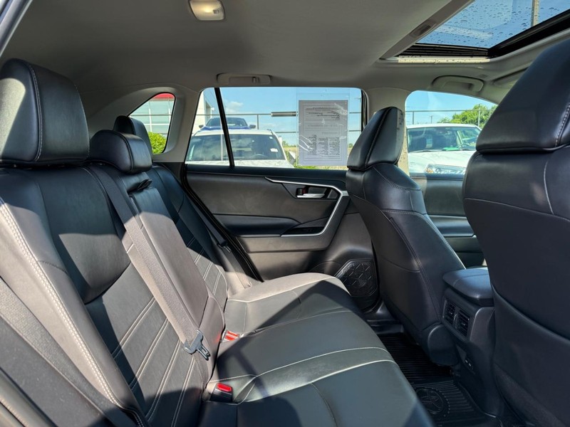 Toyota RAV4 Vehicle Full-screen Gallery Image 11