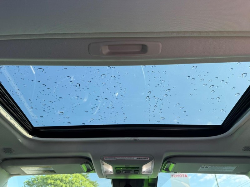 Toyota RAV4 Vehicle Full-screen Gallery Image 12
