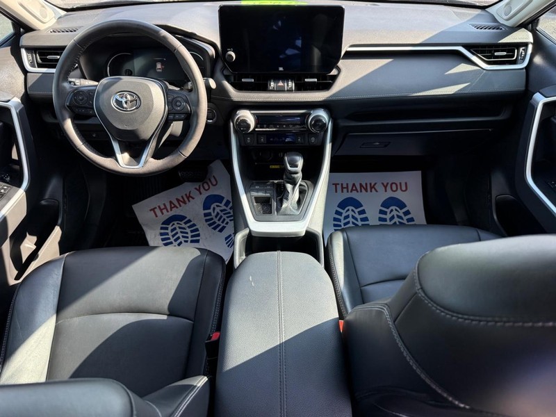 Toyota RAV4 Vehicle Full-screen Gallery Image 13