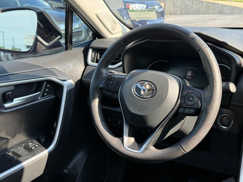 Toyota RAV4 Vehicle Full-screen Gallery Image 14