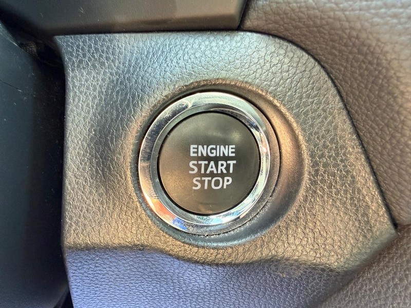 Toyota RAV4 Vehicle Full-screen Gallery Image 17