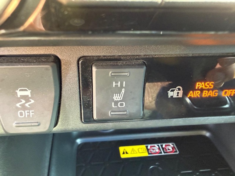 Toyota RAV4 Vehicle Full-screen Gallery Image 18