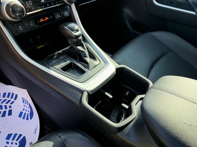 Toyota RAV4 Vehicle Full-screen Gallery Image 22