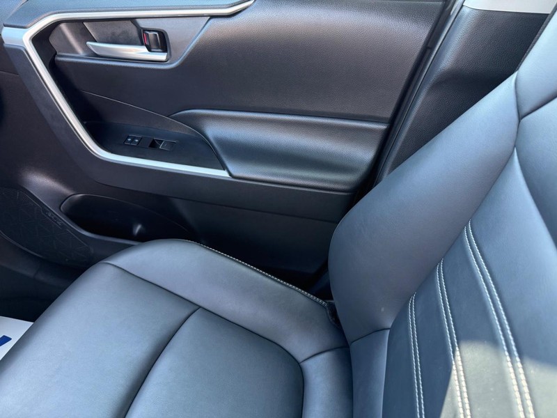 Toyota RAV4 Vehicle Full-screen Gallery Image 23