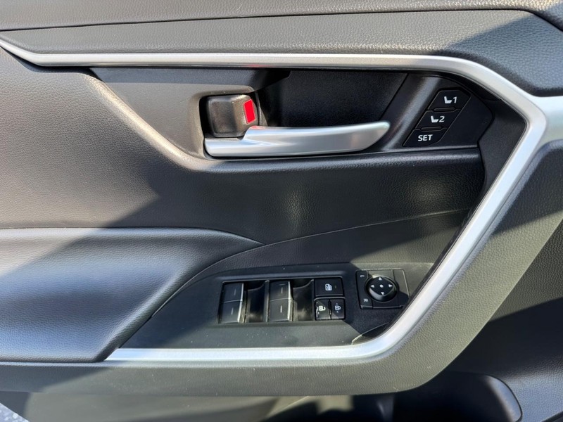 Toyota RAV4 Vehicle Full-screen Gallery Image 27