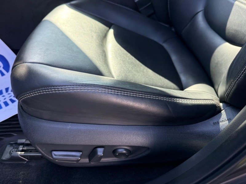 Toyota RAV4 Vehicle Full-screen Gallery Image 28