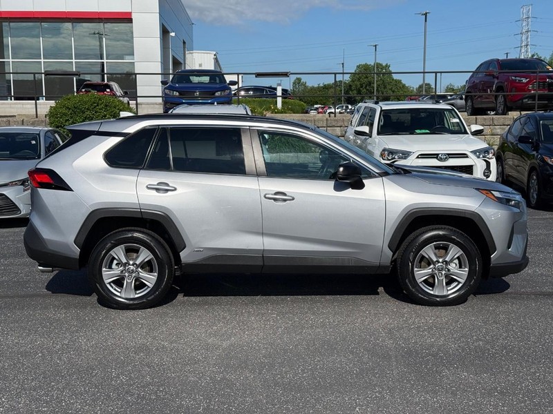 Toyota RAV4 Vehicle Full-screen Gallery Image 02
