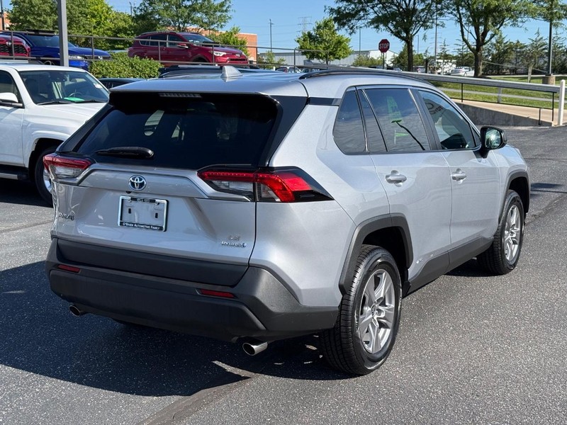 Toyota RAV4 Vehicle Full-screen Gallery Image 03