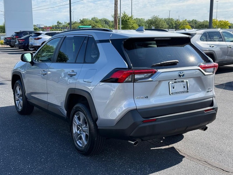 Toyota RAV4 Vehicle Full-screen Gallery Image 05