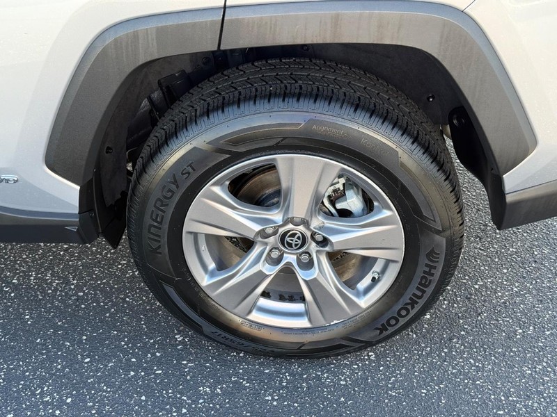 Toyota RAV4 Vehicle Full-screen Gallery Image 06