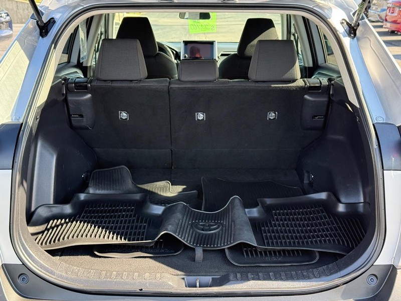 Toyota RAV4 Vehicle Full-screen Gallery Image 07