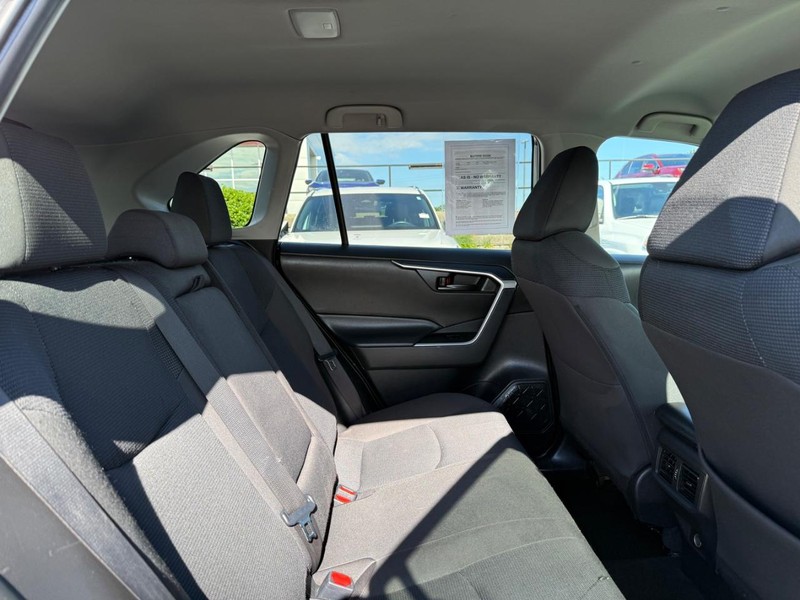Toyota RAV4 Vehicle Full-screen Gallery Image 10