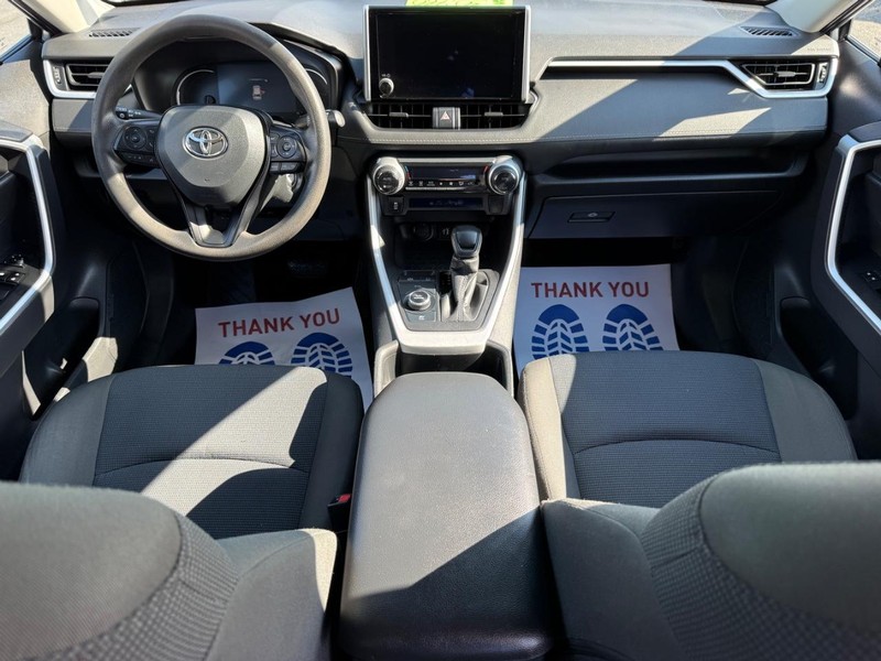 Toyota RAV4 Vehicle Full-screen Gallery Image 11